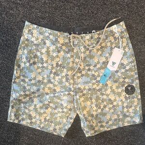 VISSLA Men's Floral Board Shorts - Blue and Cream
